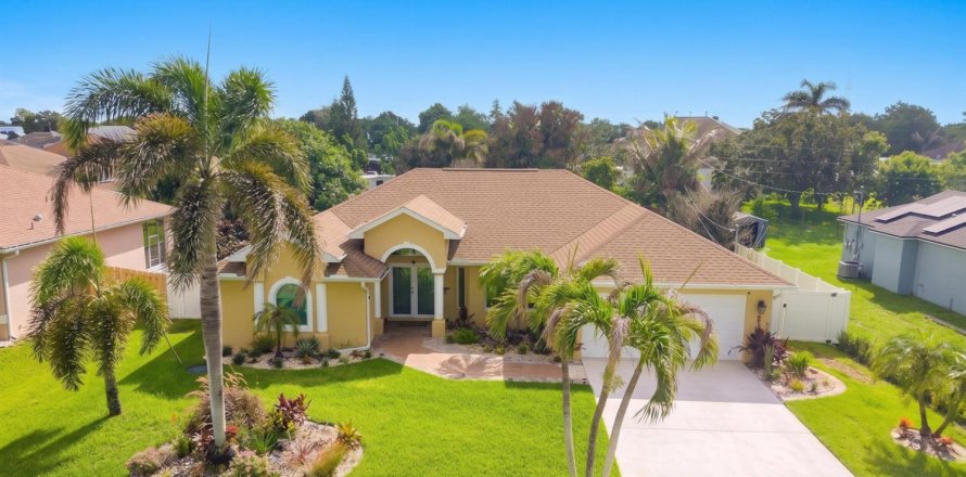 House in Port St. Lucie, Florida 3 bedrooms, 202.99 sq.m. № 2311746