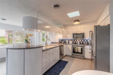 House in New Smyrna Beach, Florida 3 bedrooms, 247.49 sq.m. № 2220432 - photo 4