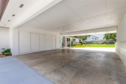 House in New Smyrna Beach, Florida 3 bedrooms, 247.49 sq.m. № 2220432 - photo 10