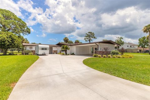 House in New Smyrna Beach, Florida 3 bedrooms, 247.49 sq.m. № 2220432 - photo 7