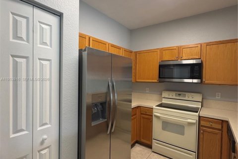 Condominio en alquiler en Miramar, Florida, 3 dormitorios № 2009936 - foto 2