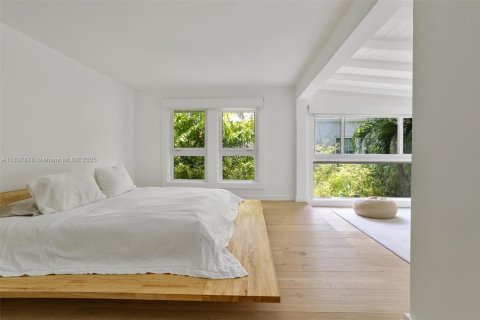 House in Miami, Florida 4 bedrooms, 334.91 sq.m. № 2075311 - photo 20