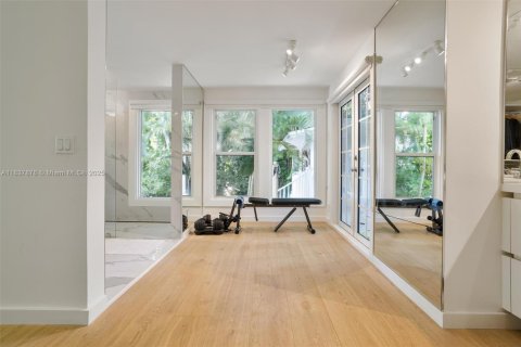 House in Miami, Florida 4 bedrooms, 334.91 sq.m. № 2075311 - photo 21