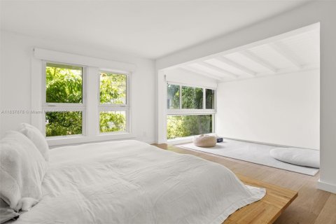 House in Miami, Florida 4 bedrooms, 334.91 sq.m. № 2075311 - photo 18