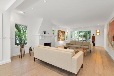 House in Miami, Florida 4 bedrooms, 334.91 sq.m. № 2075311 - photo 5