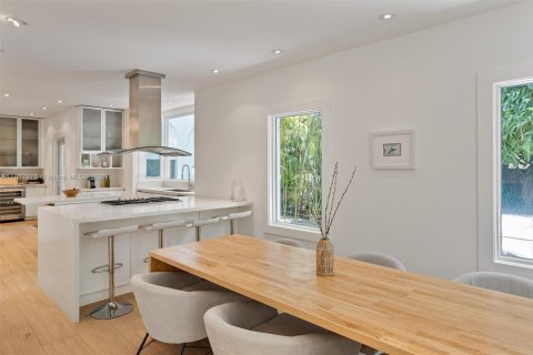 House in Miami, Florida 4 bedrooms, 334.91 sq.m. № 2075311 - photo 13