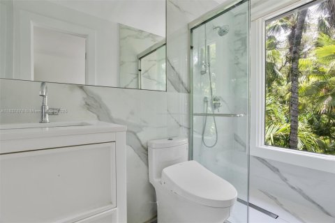 House in Miami, Florida 4 bedrooms, 334.91 sq.m. № 2075311 - photo 30