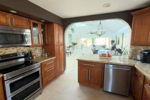 House in Deerfield Beach, Florida 3 bedrooms, 230.21 sq.m. № 2088294 - photo 13