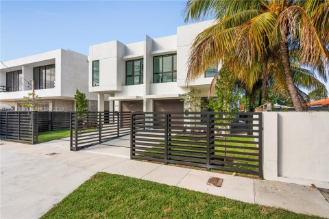 Купить таунхаус в Майами, Флорида 4 спальни, № 2048350 - фото 6