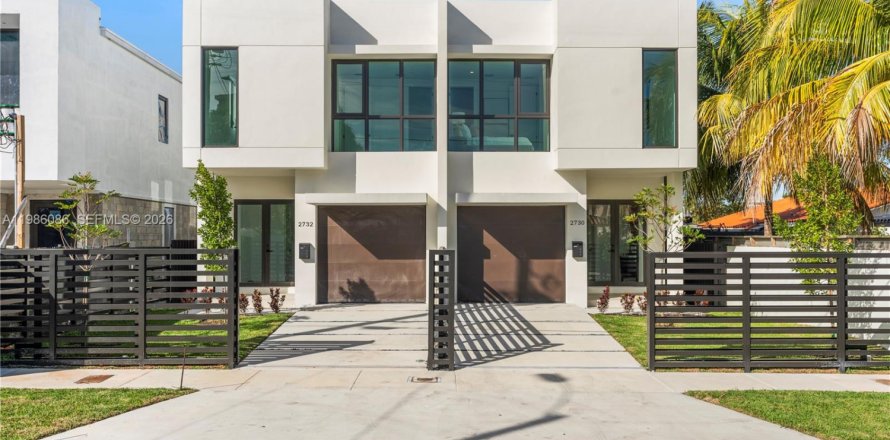 Таунхаус в Майами, Флорида 4 спальни № 2048350