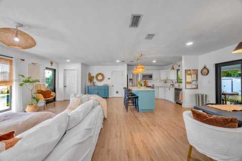 Купить виллу или дом в Пальметто-Бей, Флорида 4 спальни, 122.91м2, № 1998493 - фото 12