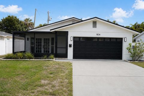 House in Saint Petersburg, Florida 3 bedrooms, 111.02 sq.m. № 2166835 - photo 2