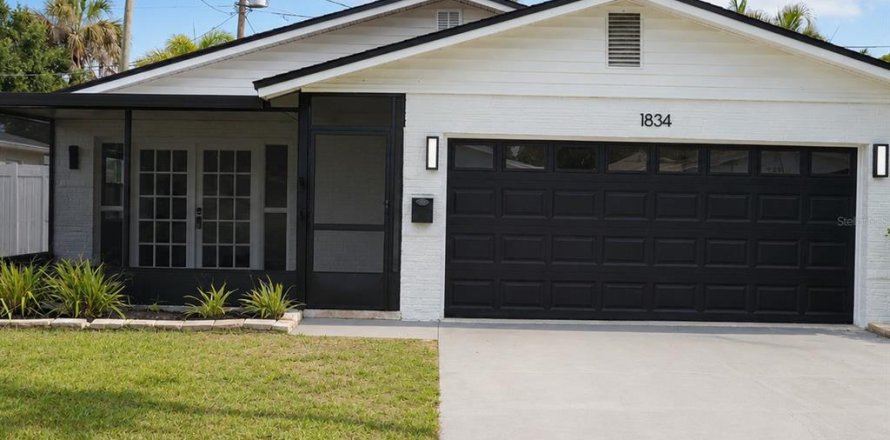 House in Saint Petersburg, Florida 3 bedrooms, 111.02 sq.m. № 2166835