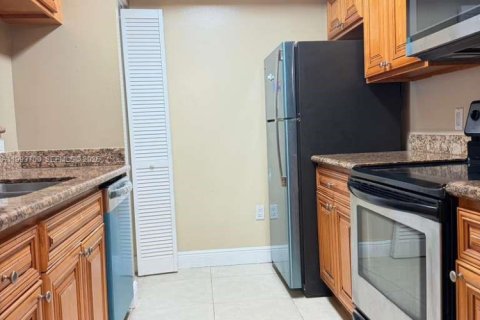 Снять в аренду кондоминиум в Мирамар, Флорида 2 спальни, 75.9м2, № 2055609 - фото 1