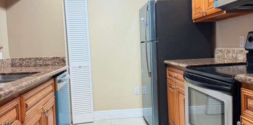 Кондоминиум с 2 спальнями в Мирамар, Флорида № 2055609