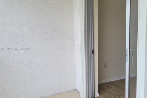 Condo in Miami, Florida, 2 bedrooms  № 1684236 - photo 13