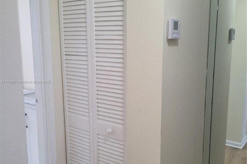Condo in Miami, Florida, 2 bedrooms  № 1684236 - photo 23