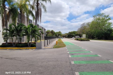 Condo in Miami, Florida, 2 bedrooms  № 1684236 - photo 2