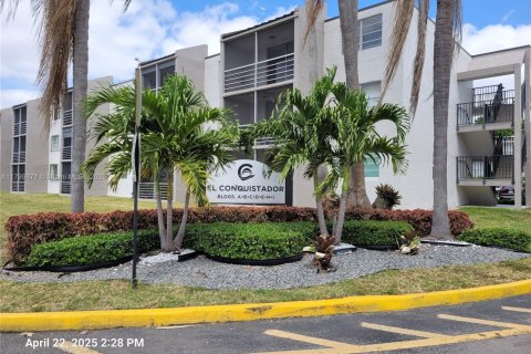 Condo in Miami, Florida, 2 bedrooms  № 1684236 - photo 1