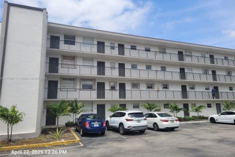 Condo in Miami, Florida, 2 bedrooms  № 1684236 - photo 3