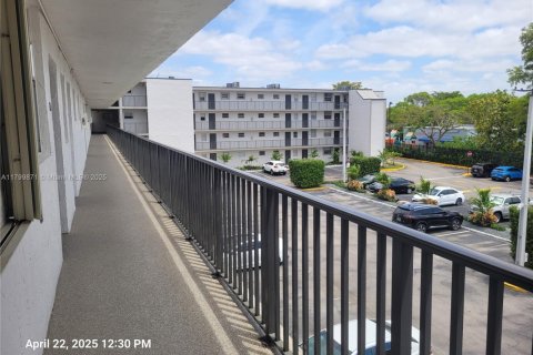 Condo in Miami, Florida, 2 bedrooms  № 1684236 - photo 6