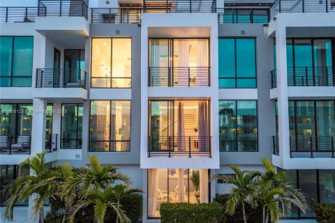 Touwnhouse à vendre à North Miami Beach, Floride: 4 chambres, 313.55 m2 № 2016830 - photo 2