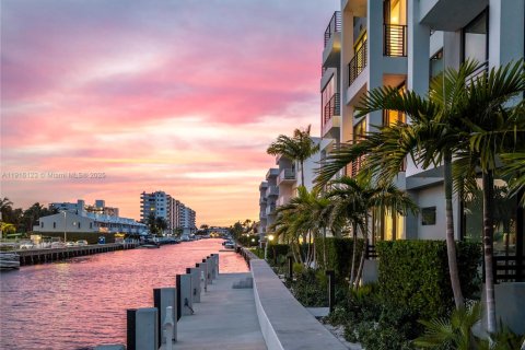 Touwnhouse à North Miami Beach, Floride 4 chambres, 313.55 m2 № 2016830