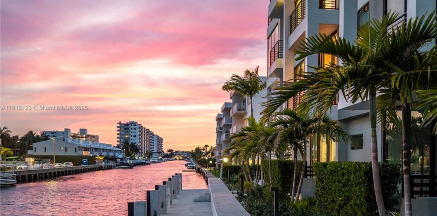 Touwnhouse à North Miami Beach, Floride 4 chambres, 313.55 m2 № 2016830