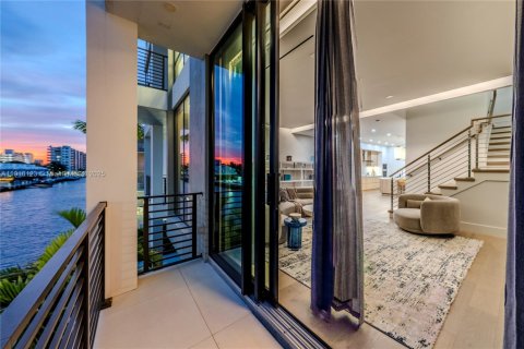 Touwnhouse à vendre à North Miami Beach, Floride: 4 chambres, 313.55 m2 № 2016830 - photo 17