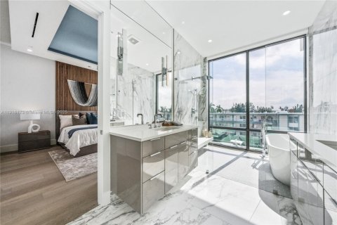 Touwnhouse à vendre à North Miami Beach, Floride: 4 chambres, 313.55 m2 № 2016830 - photo 21