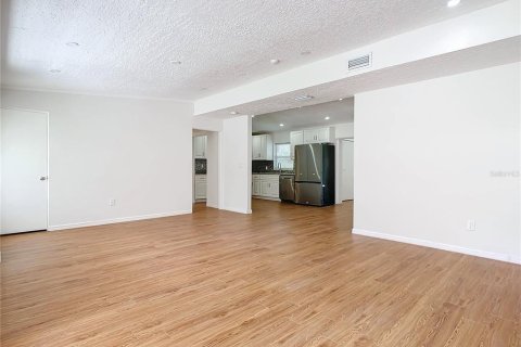 House in Orlando, Florida 4 bedrooms, 177.16 sq.m. № 1832819 - photo 9