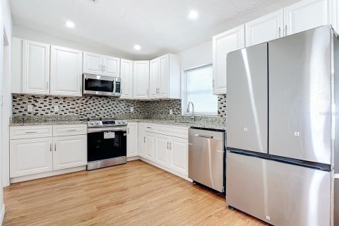 House in Orlando, Florida 4 bedrooms, 177.16 sq.m. № 1832819 - photo 12