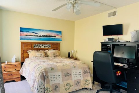 Condo in Clearwater, Florida, 2 bedrooms  № 2379424 - photo 16