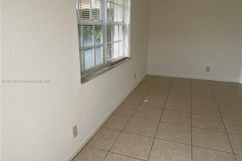 Снять в аренду виллу или дом в Помпано-Бич, Флорида 1 спальня, 55.74м2, № 1967295 - фото 3