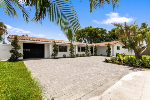 House in Pompano Beach, Florida 3 bedrooms, 196.67 sq.m. № 1823652 - photo 2