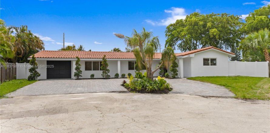 House in Pompano Beach, Florida 3 bedrooms, 196.67 sq.m. № 1823652