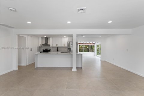 House in Pompano Beach, Florida 3 bedrooms, 196.67 sq.m. № 1823652 - photo 6