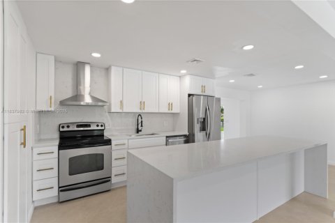 House in Pompano Beach, Florida 3 bedrooms, 196.67 sq.m. № 1823652 - photo 8