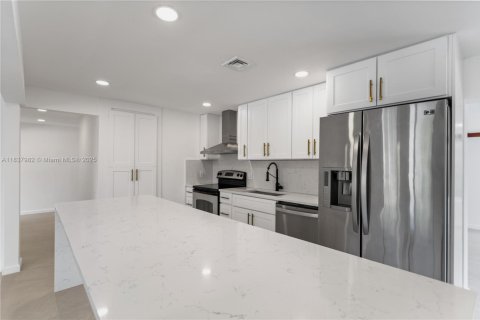House in Pompano Beach, Florida 3 bedrooms, 196.67 sq.m. № 1823652 - photo 9