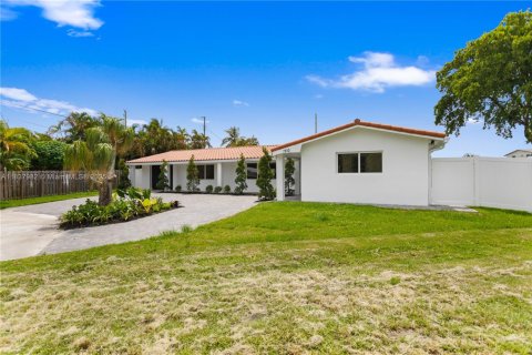 House in Pompano Beach, Florida 3 bedrooms, 196.67 sq.m. № 1823652 - photo 3