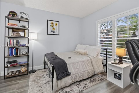 House in Hialeah, Florida 3 bedrooms, 163.14 sq.m. № 2017990 - photo 22