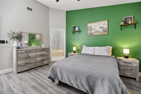 House in Hialeah, Florida 3 bedrooms, 163.14 sq.m. № 2017990 - photo 15