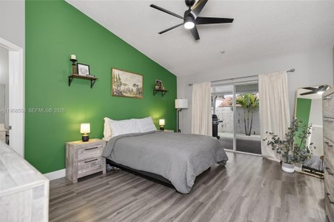 House in Hialeah, Florida 3 bedrooms, 163.14 sq.m. № 2017990 - photo 14