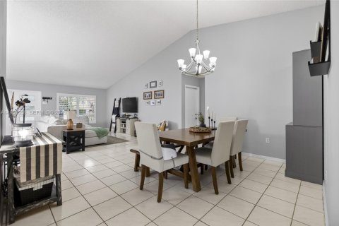 House in Hialeah, Florida 3 bedrooms, 163.14 sq.m. № 2017990 - photo 7