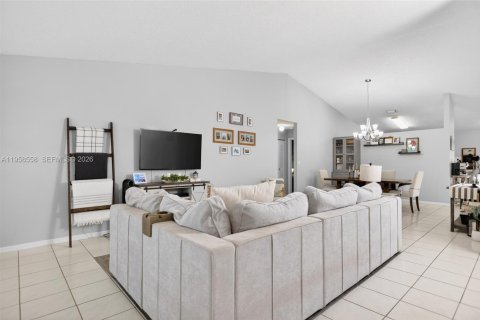 House in Hialeah, Florida 3 bedrooms, 163.14 sq.m. № 2017990 - photo 2