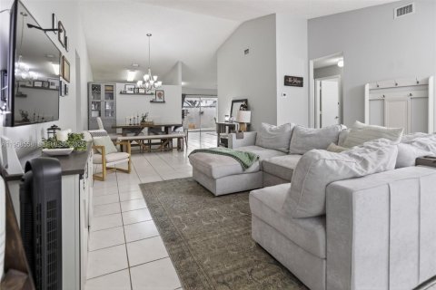 House in Hialeah, Florida 3 bedrooms, 163.14 sq.m. № 2017990 - photo 3