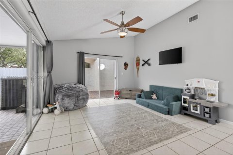 House in Hialeah, Florida 3 bedrooms, 163.14 sq.m. № 2017990 - photo 9