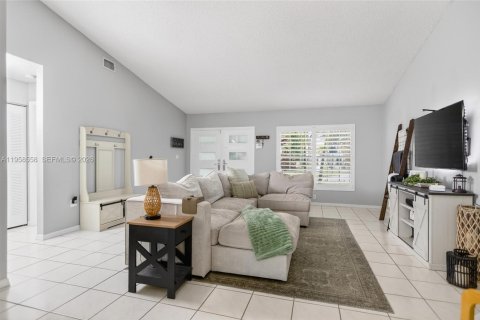 House in Hialeah, Florida 3 bedrooms, 163.14 sq.m. № 2017990 - photo 5