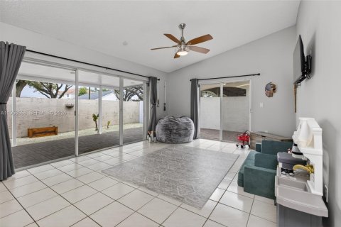 House in Hialeah, Florida 3 bedrooms, 163.14 sq.m. № 2017990 - photo 8