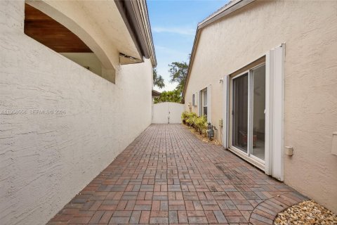 House in Hialeah, Florida 3 bedrooms, 163.14 sq.m. № 2017990 - photo 25